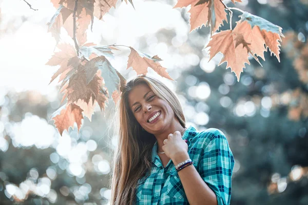 Jovem mulher desfrutando no outono colorido natureza . — Fotografia de Stock