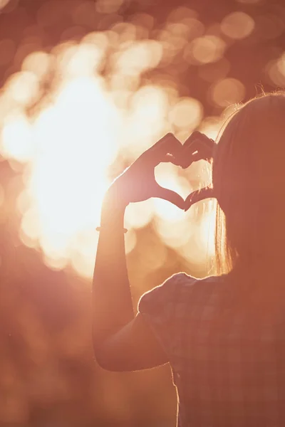 Herzförmiges universelles Zeichen für Liebe und Romantik. — Stockfoto