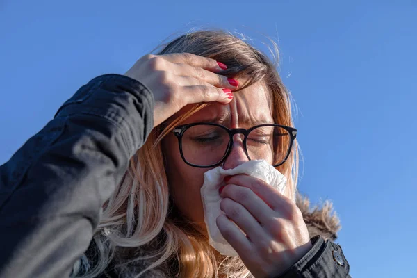 Alergické problémy během sezónních změn a pravidelný virus / chřipka h — Stock fotografie