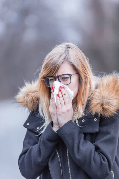 Alergické problémy během sezónních změn a pravidelný virus / chřipka h — Stock fotografie
