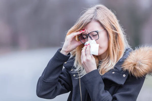 Alergické problémy během sezónních změn a pravidelný virus / chřipka h — Stock fotografie