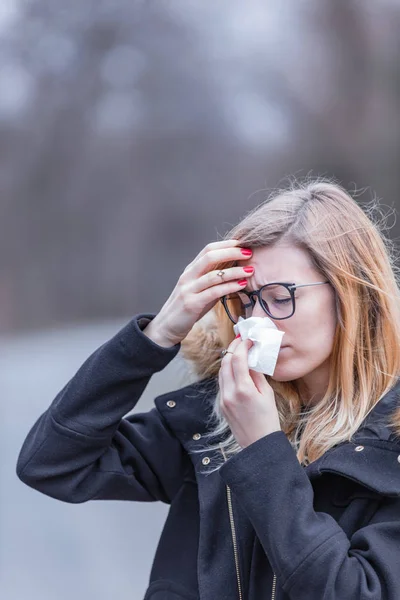 Alergické problémy během sezónních změn a pravidelný virus / chřipka h — Stock fotografie