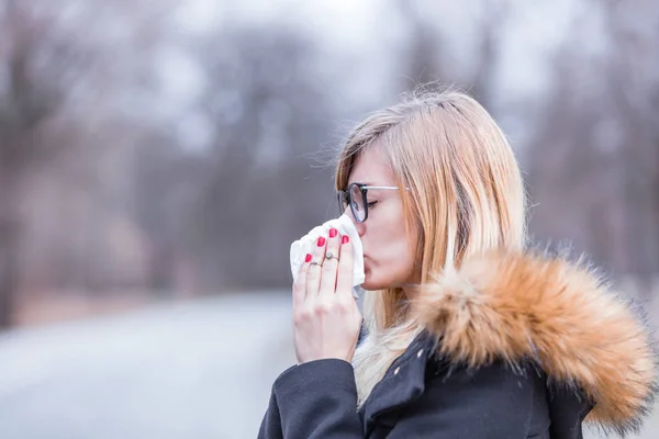 Alergické problémy během sezónních změn a pravidelný virus / chřipka h — Stock fotografie