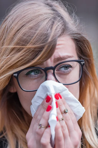 Masalah alergi selama perubahan musim dan virus biasa / flu h — Stok Foto