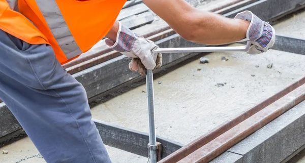 Trabajo pesado para un trabajador de la construcción en el sitio. — Foto de Stock