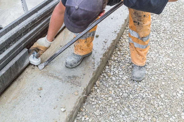 Trabajo pesado para un trabajador de la construcción en el sitio. — Foto de Stock