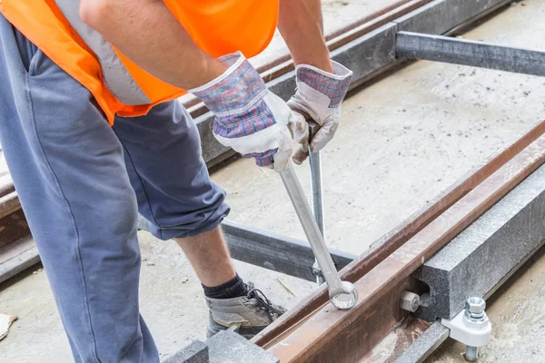 Trabajo pesado para un trabajador de la construcción en el sitio. — Foto de Stock