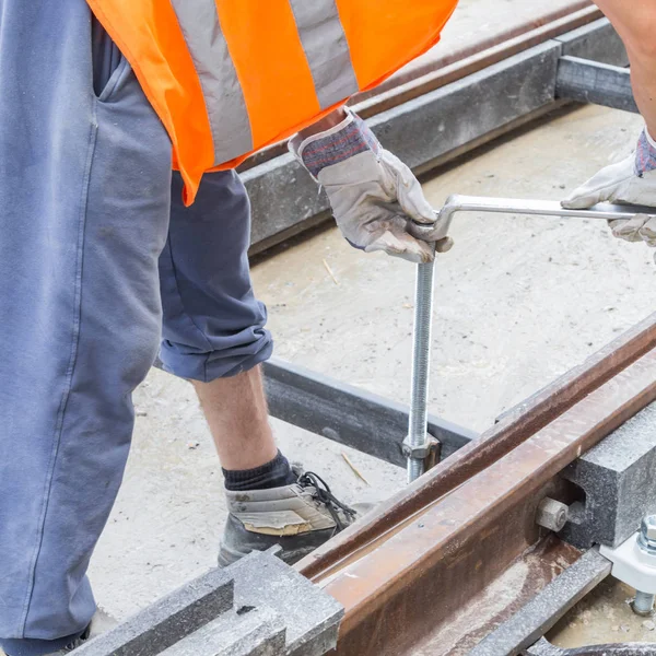 Lavoro pesante per un operaio edile sul posto. — Foto Stock