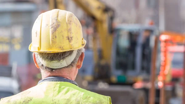 Trabajo pesado para un trabajador de la construcción en el sitio. — Foto de Stock