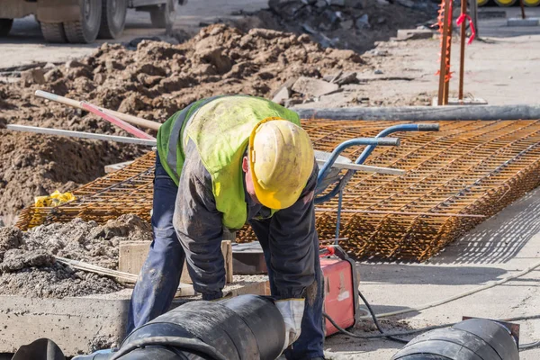 Trabalho pesado para um trabalhador da construção civil no local. — Fotografia de Stock