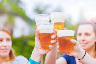 Arkadaşlar arka bahçede bira içerek eğleniyorlar..