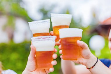 Arkadaşlar arka bahçede bira içerek eğleniyorlar..