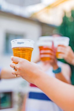 Arkadaşlar arka bahçede bira içerek eğleniyorlar..