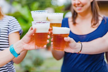 Arkadaşlar arka bahçede bira içerek eğleniyorlar..