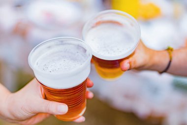 Arkadaşlar arka bahçede bira içerek eğleniyorlar..