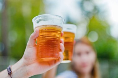 Arkadaşlar arka bahçede bira içerek eğleniyorlar..