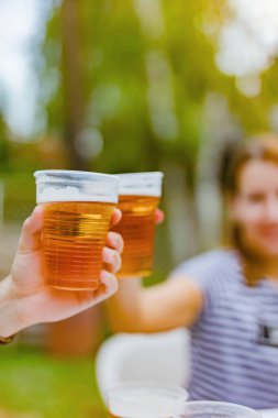 Arkadaşlar arka bahçede bira içerek eğleniyorlar..