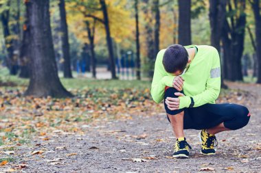 Doğa / açık havada egzersiz sırasında koşu sakatlığı.