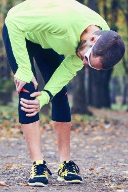 Doğa / açık havada egzersiz sırasında koşu sakatlığı.