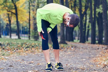 Doğa / açık havada egzersiz sırasında koşu sakatlığı.