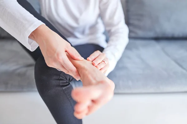 Problemas con los pies, articulaciones, piernas y tobillos . — Foto de Stock