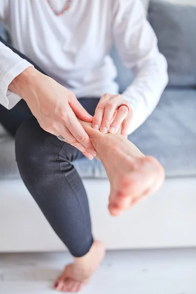 Problemas con los pies, articulaciones, piernas y tobillos . — Foto de Stock