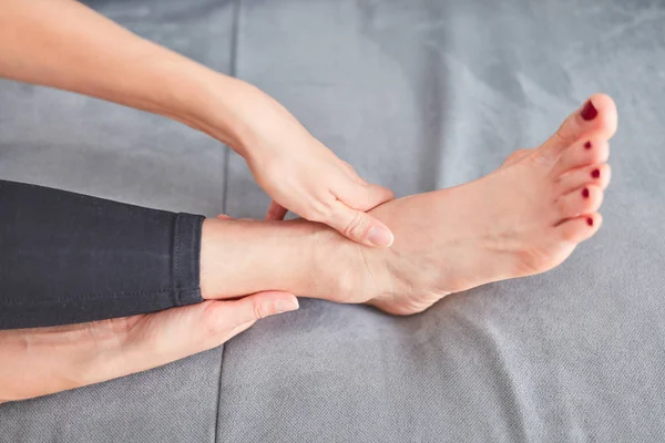 Problemas con los pies, articulaciones, piernas y tobillos . — Foto de Stock