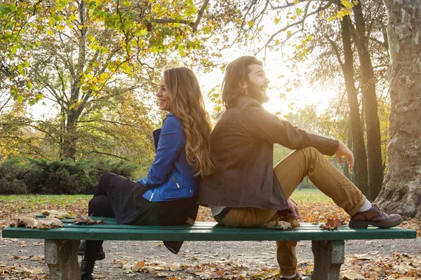 Paar im Park genießt schöne Herbstzeit. — Stockfoto