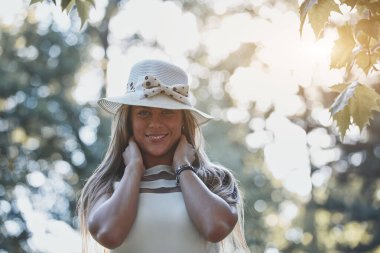 Genç kadın sonbahar renkli doğada eğleniyor..