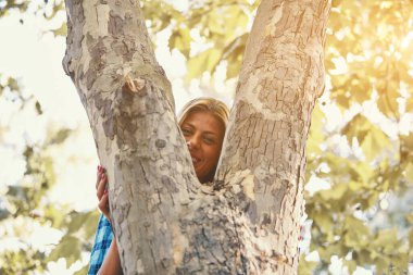 Genç kadın sonbahar renkli doğada eğleniyor..