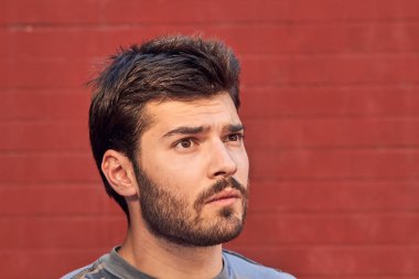 Genç adam kameranın önünde poz veriyor..