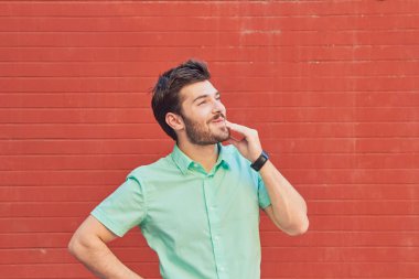 Genç adam kameranın önünde poz veriyor..