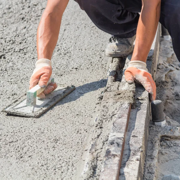 Lavoro pesante per un operaio edile sul posto. — Foto Stock