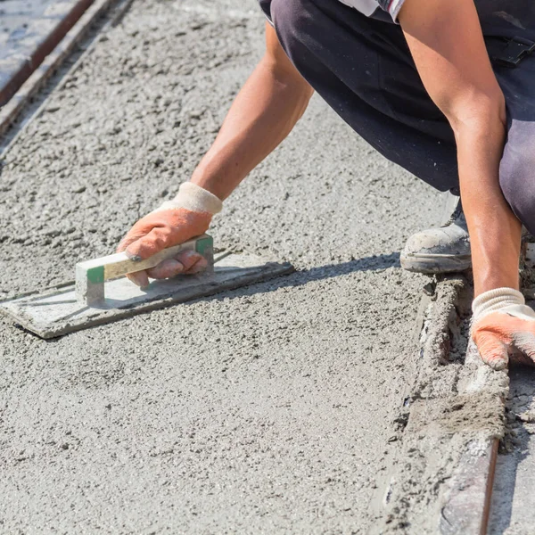 Trabajo pesado para un trabajador de la construcción en el sitio. — Foto de Stock