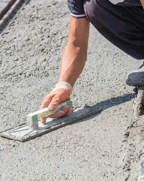 Lavoro pesante per un operaio edile sul posto. — Foto Stock