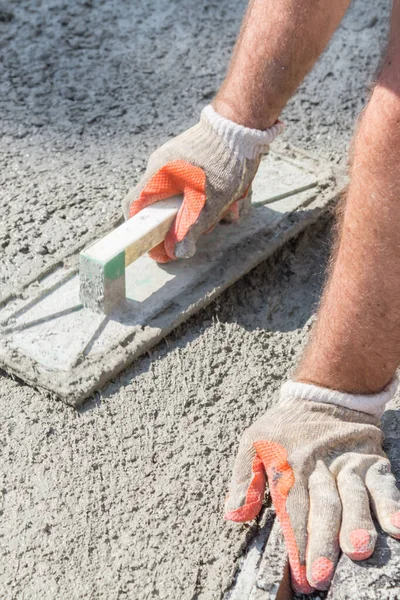 Trabajo pesado para un trabajador de la construcción en el sitio. — Foto de Stock