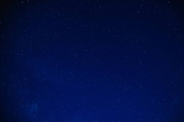 Karanlık bir gece gökyüzünde Samanyolu yıldızları.