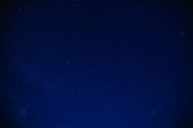 Karanlık bir gece gökyüzünde Samanyolu yıldızları.