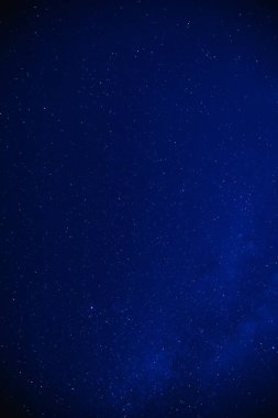 Karanlık bir gece gökyüzünde Samanyolu yıldızları.