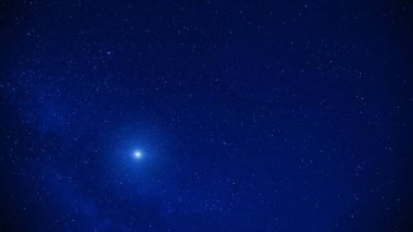 Karanlık bir gece gökyüzünde Samanyolu yıldızları.