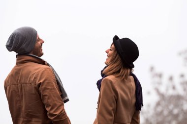 Çiftler güzel sonbahar ve kış zamanlarının tadını çıkarıyorlar..