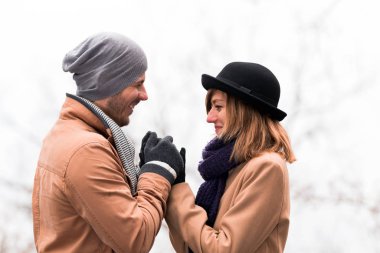 Çiftler güzel sonbahar ve kış zamanlarının tadını çıkarıyorlar..