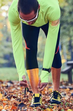 Sonbahar renkli parkta koşuya hazırlanılıyor.