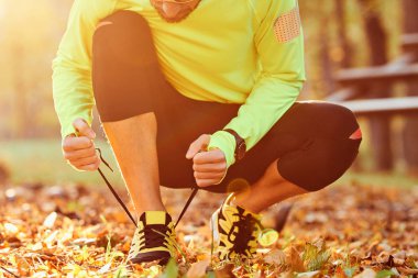 Sonbahar renkli parkta koşuya hazırlanılıyor.