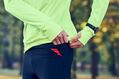 Parkta koşuya / egzersize hazırlanan adam.