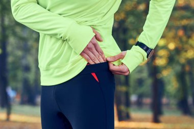 Parkta koşuya / egzersize hazırlanan adam.