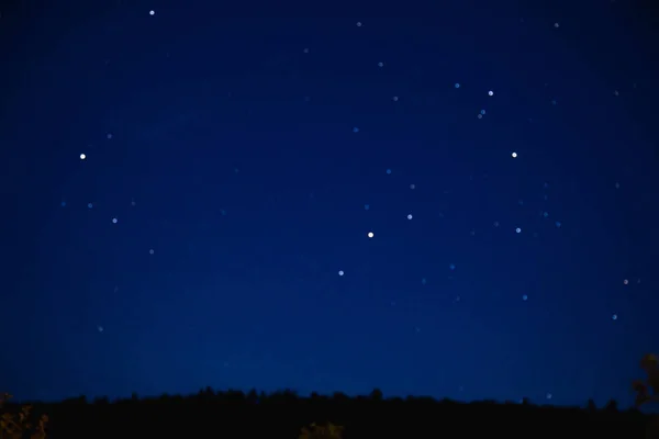 La Voie lactée est étoilée dans un ciel nocturne sombre. Image floue, floue — Photo
