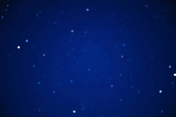 La Vía Láctea estrellas en un oscuro cielo nocturno. Imagen borrosa, fuera de foco —  Fotos de Stock
