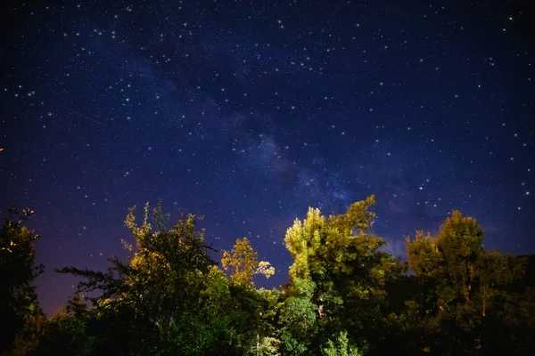 Milchstraßensterne am dunklen Nachthimmel. — Stockfoto