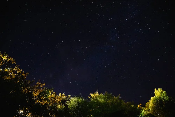 Чумацький шлях зірок на темному нічному небі. — стокове фото